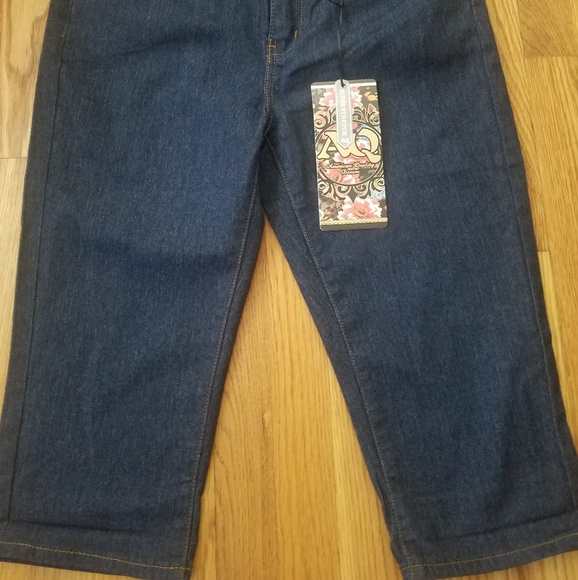 Ladies Jean Capris - Picture 2 of 5